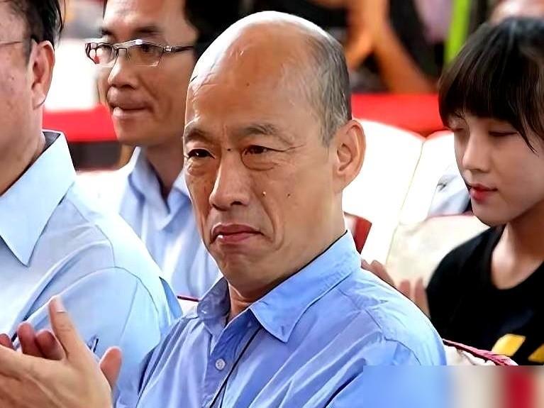 韩国瑜这步棋，真把人看蒙了。

最近蓝营内部这事儿闹得沸沸扬扬，好多关注台湾政坛