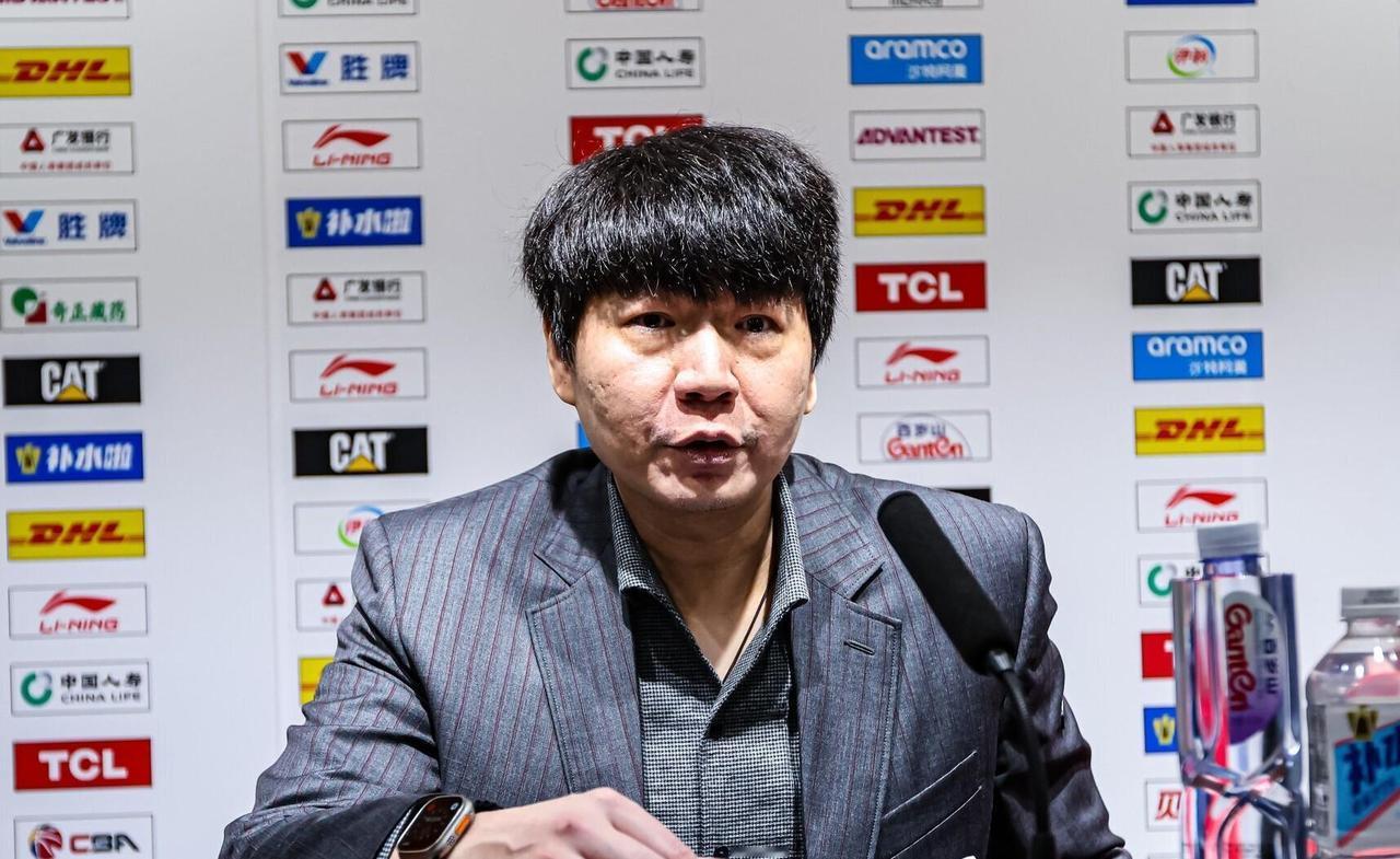 山东男篮主教练邱彪真是太懂人情世故了！

刚带队赢下一场关键战役，一般教练都会趁