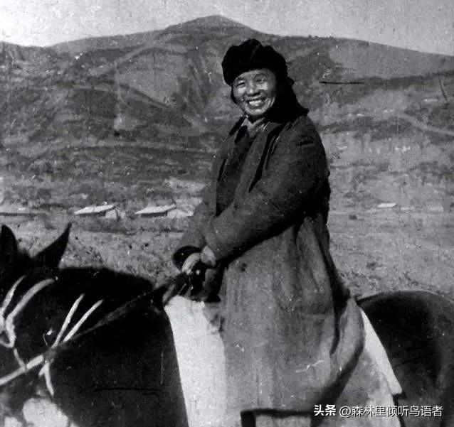 1937年，西路军政治部主任张琴秋被俘，军官笑了，跳下炕绕着张琴秋转了两圈，突然