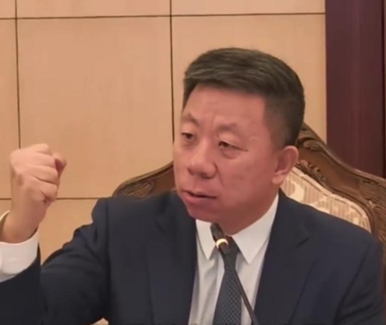 根据媒体报道，菲律宾国防部长特奥多罗带领军队开进工厂逮捕70多名中国人，一国的国