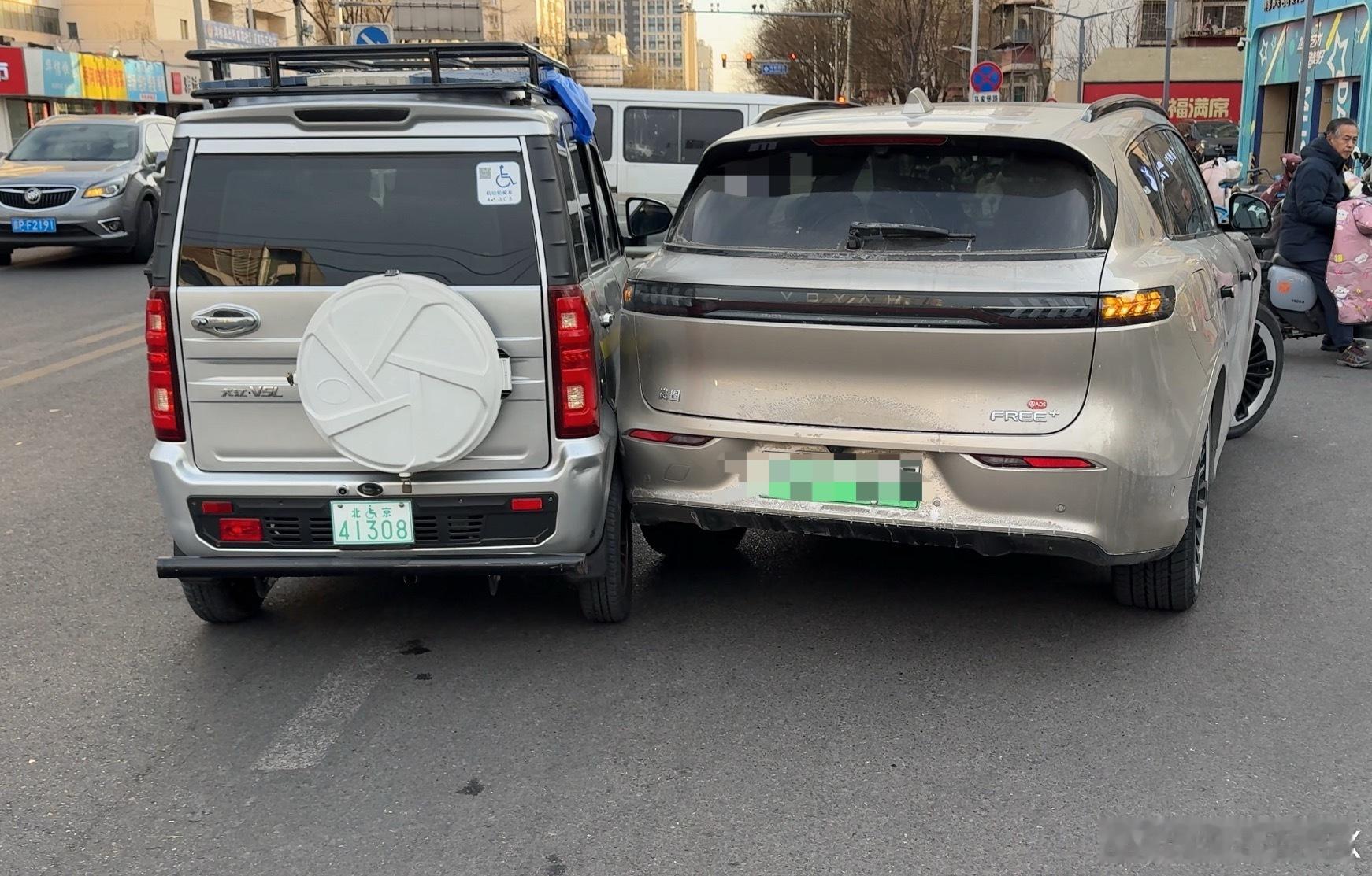 刚被北京特产的三轮撞了…当时我正静止等待进入停车场没多久听到“duang”一声了