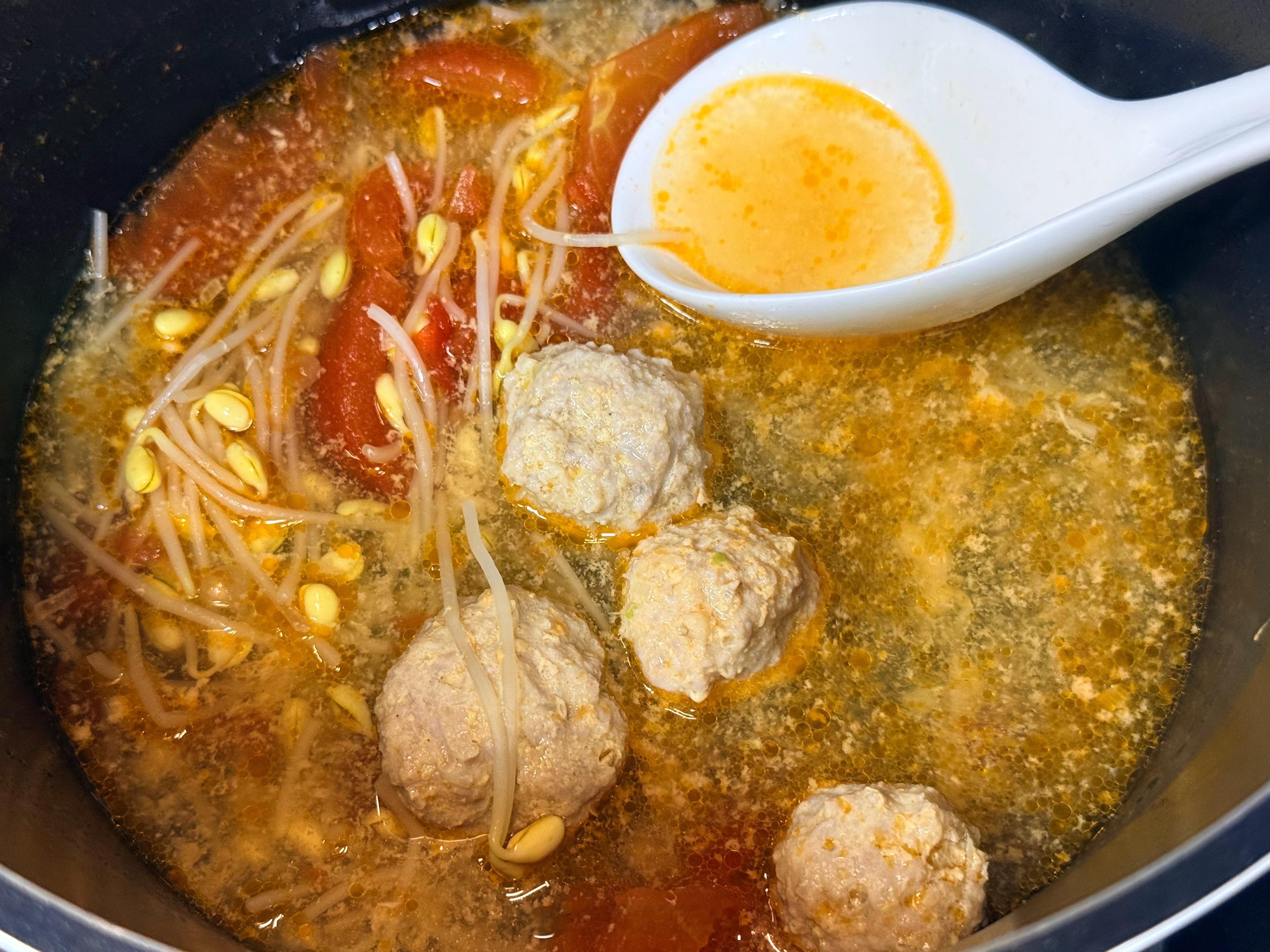 今天在家复刻朋辈餐和光荣烤鸭的番茄豆芽酱油圆子汤非常成功一斤肉一斤豆芽 还剩这点