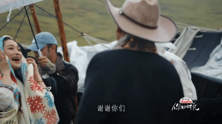 倪萍撒贝宁雨中跳舞《你好时光》名场面！青海雨中的草原，倪萍撒贝宁跟着当地人载歌载