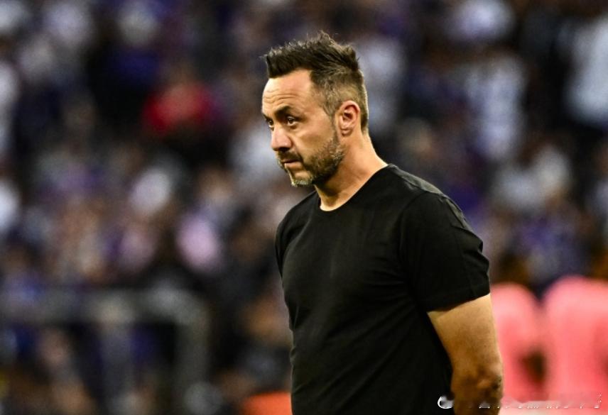 据瑞天空记者Sacha Tavolieri报道称，德泽尔比认为球员不信任他，所以