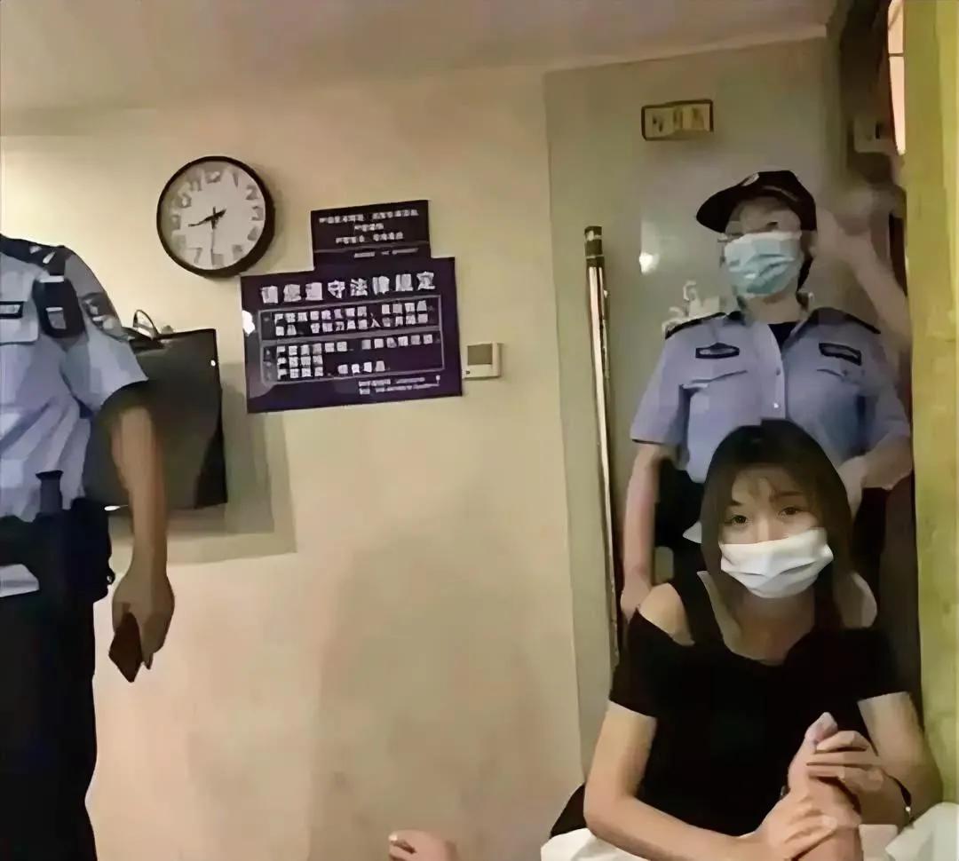 这就叫：没做亏心事不怕鬼叫门[我想静静]。而且还能淡定的拍个照，留个念。