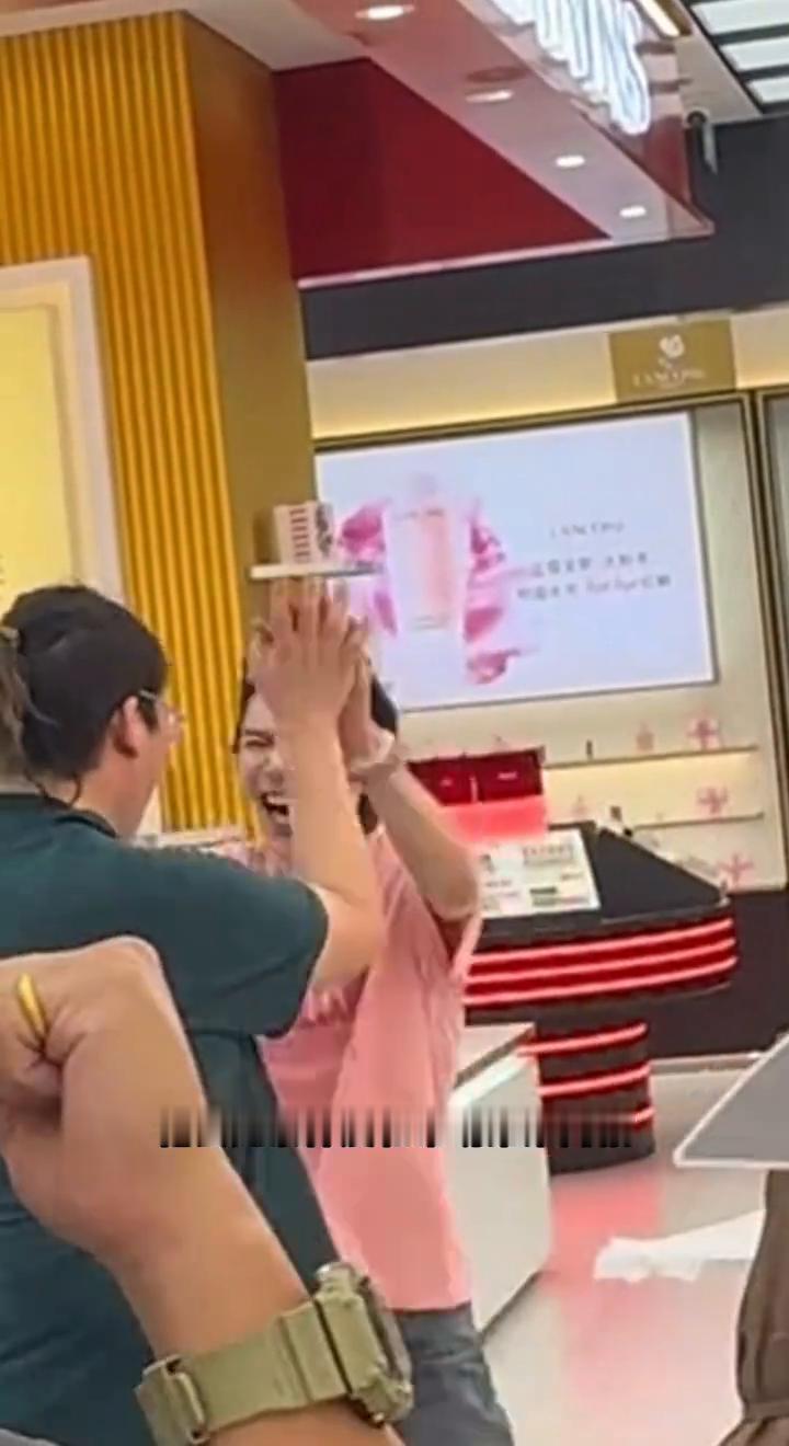 向太也该和向佑和解了，哥哥向佐已经做到这份上了。6月23日向佐首次带弟弟向佑一起