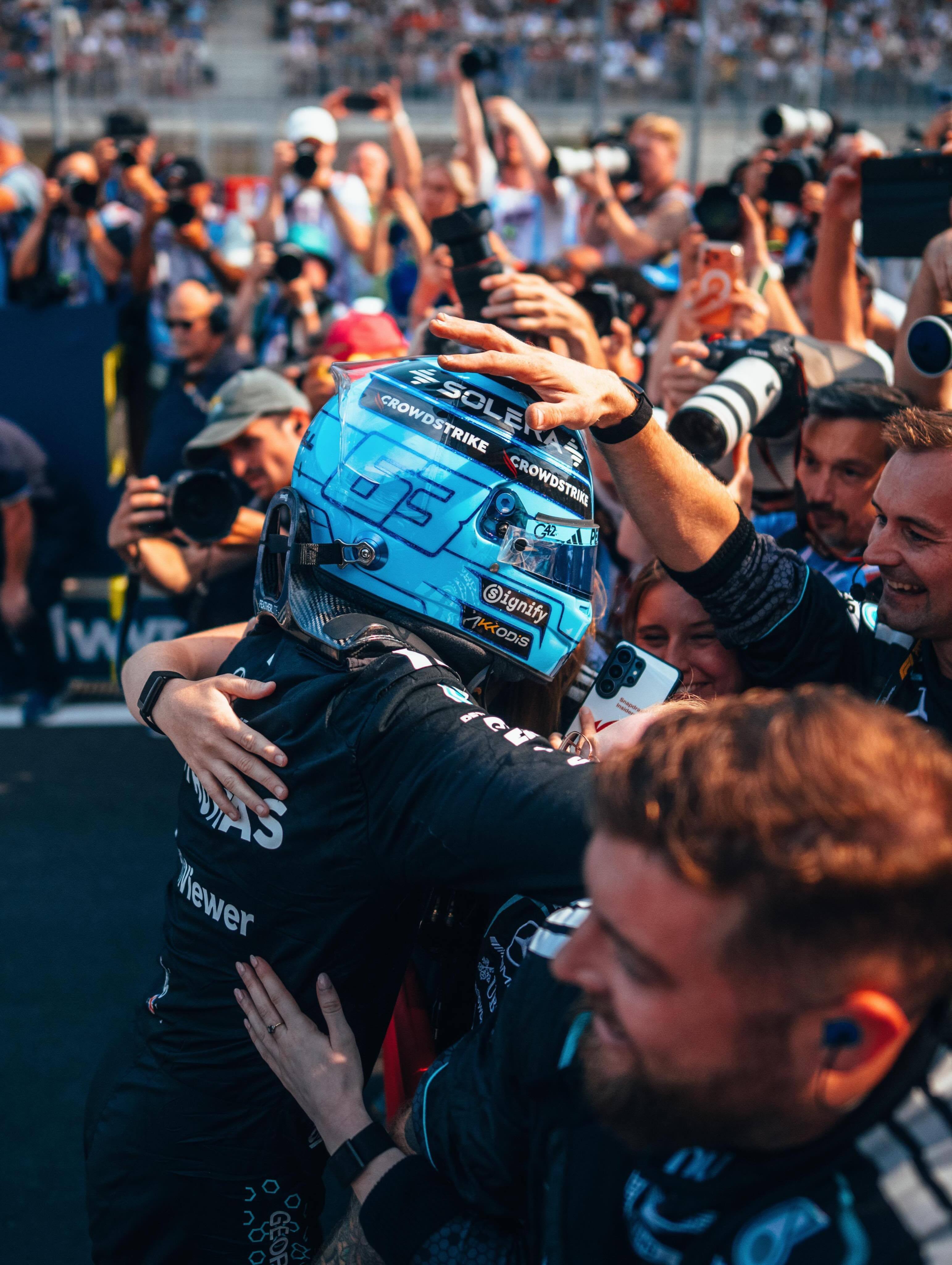 georgerussell63更新一则👇🏻奥地利站冠军！！！ 很高兴重返最高
