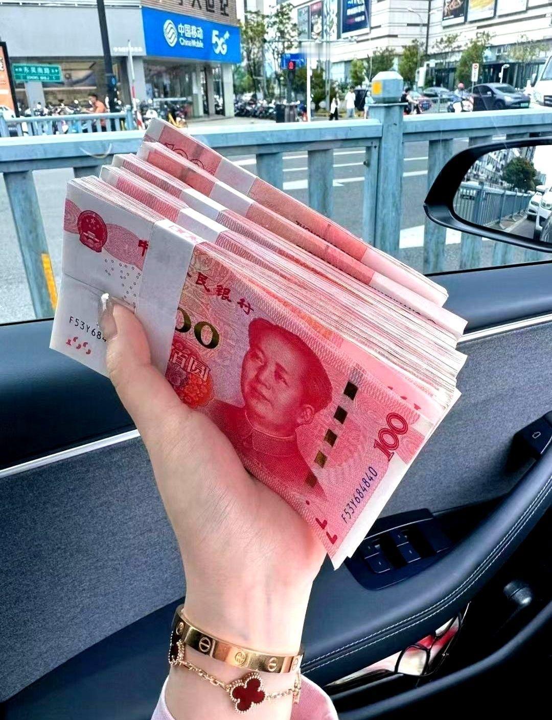四十万在银行存了三年，到期去办续存，一年利息从一万二掉到了六千八。
柜台给的答复