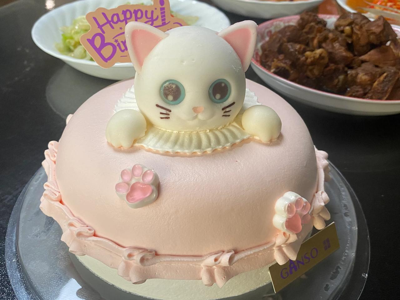 孩子过生日买蛋糕，小动物的造型倒也很讨喜，选了一款小猫咪的，真是不忍心下口，猫咪