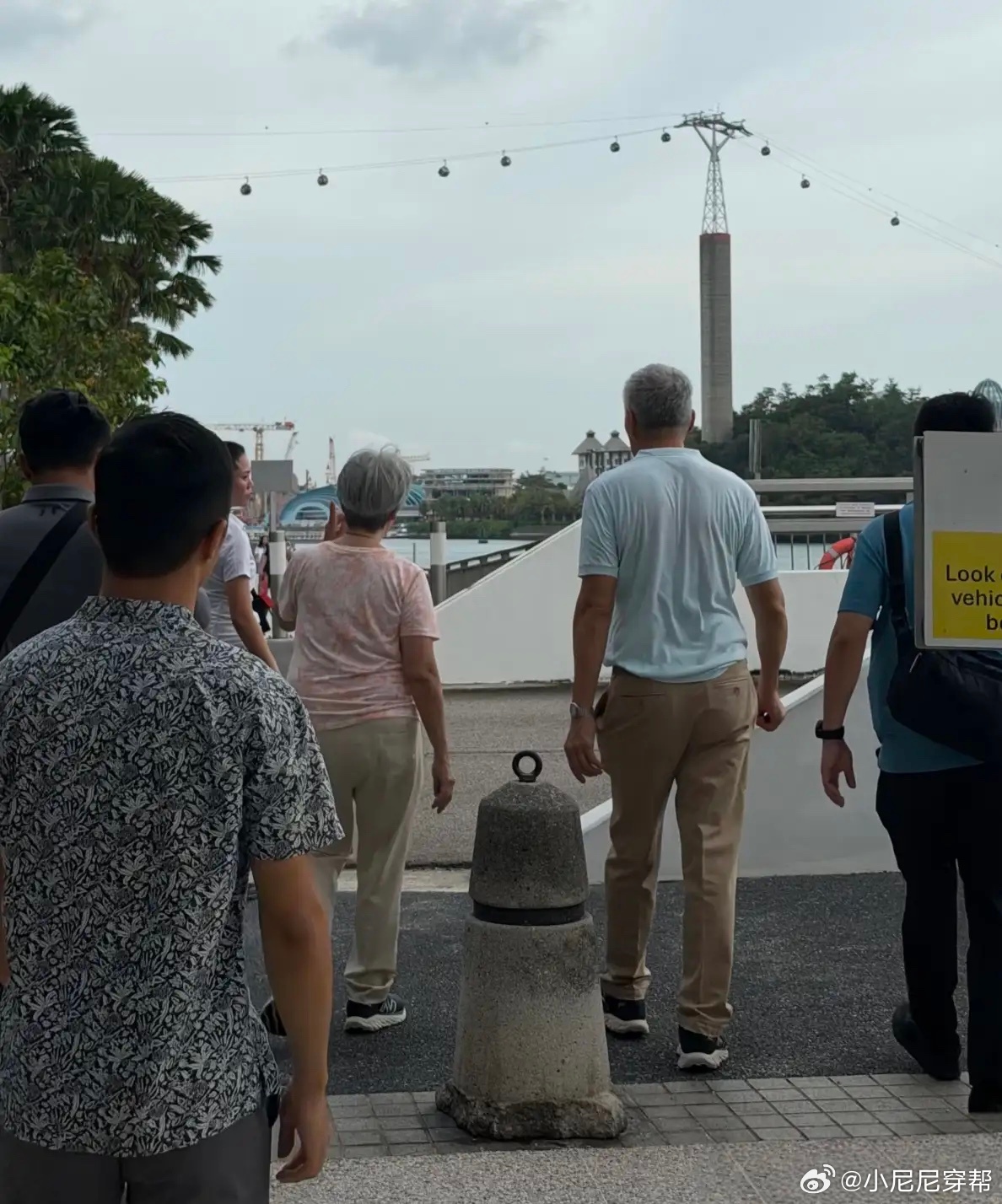 74岁李显龙和妻子现身街头散步被偶遇，夫妻俩私底下看起来很朴实，穿衣打扮接地气！