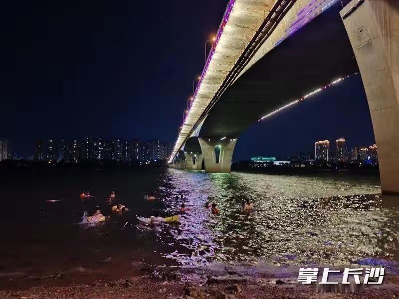 惊险一幕！长沙女子湘江野泳突遭毒蛇咬伤，救援队精准急救抢回黄金救治时间
 
夏日