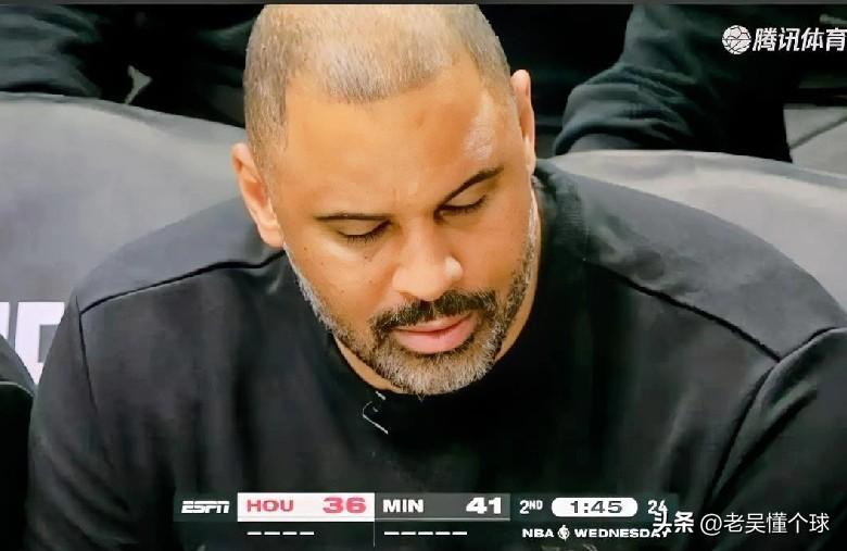 没眼看了，申京这个球投得。。乌度卡都把眼睛给闭上了。

第二节末的一次进攻，前面