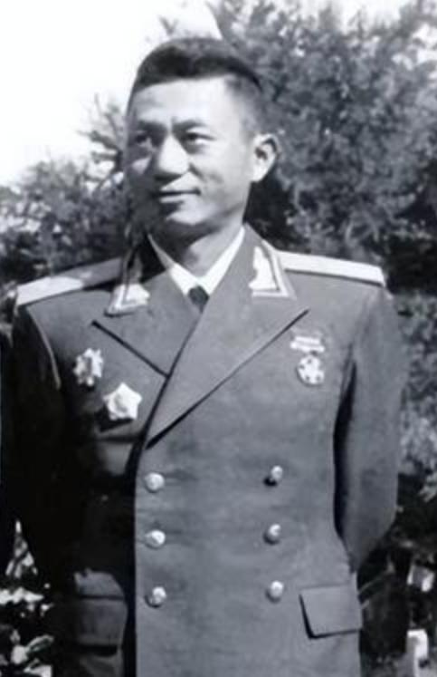 开国将校里唯一申请去台湾的人：1990年11月，99岁母亲在台北荣民总医院病危，