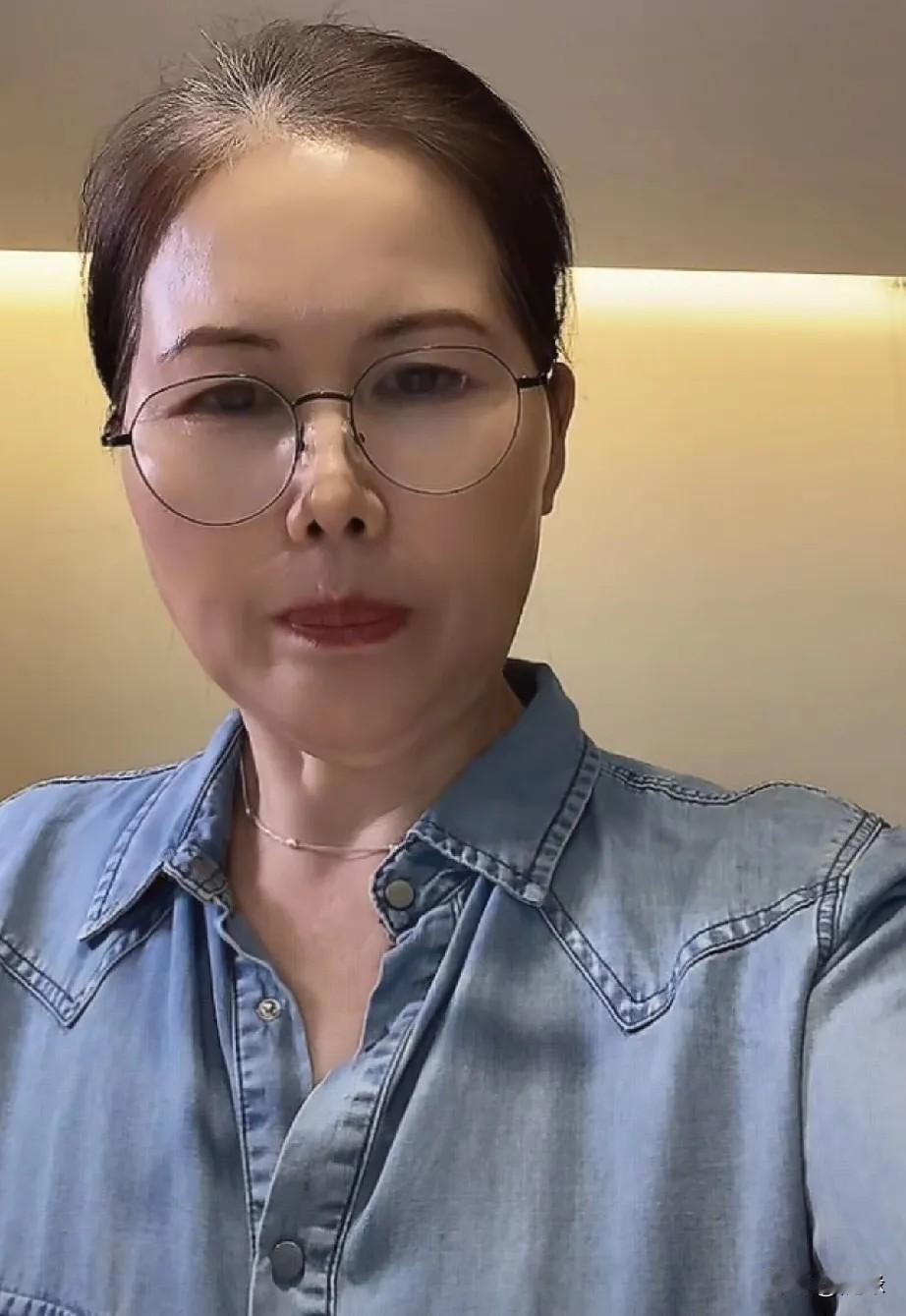 今天，小杨阿姨开播。
网友:老板给你的年薪是多少？
小杨阿姨:最重要的不是挣多少