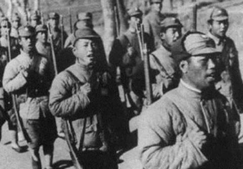 1930年12月30日，江西龙冈，浓雾封山。国民党第十八师师长张辉瓒带着9000