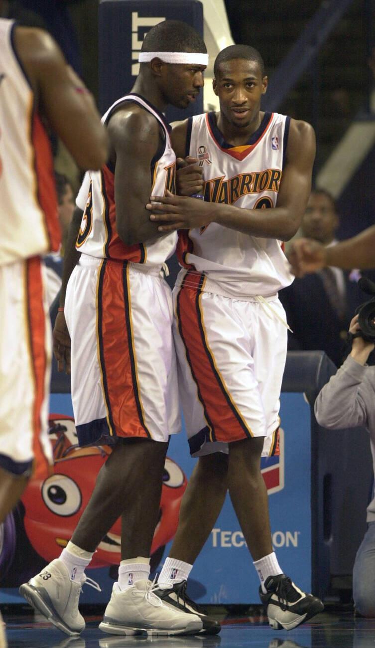 初来乍到的Gilbert Arenas 连一双X-Beam都不给 只能穿着中端T