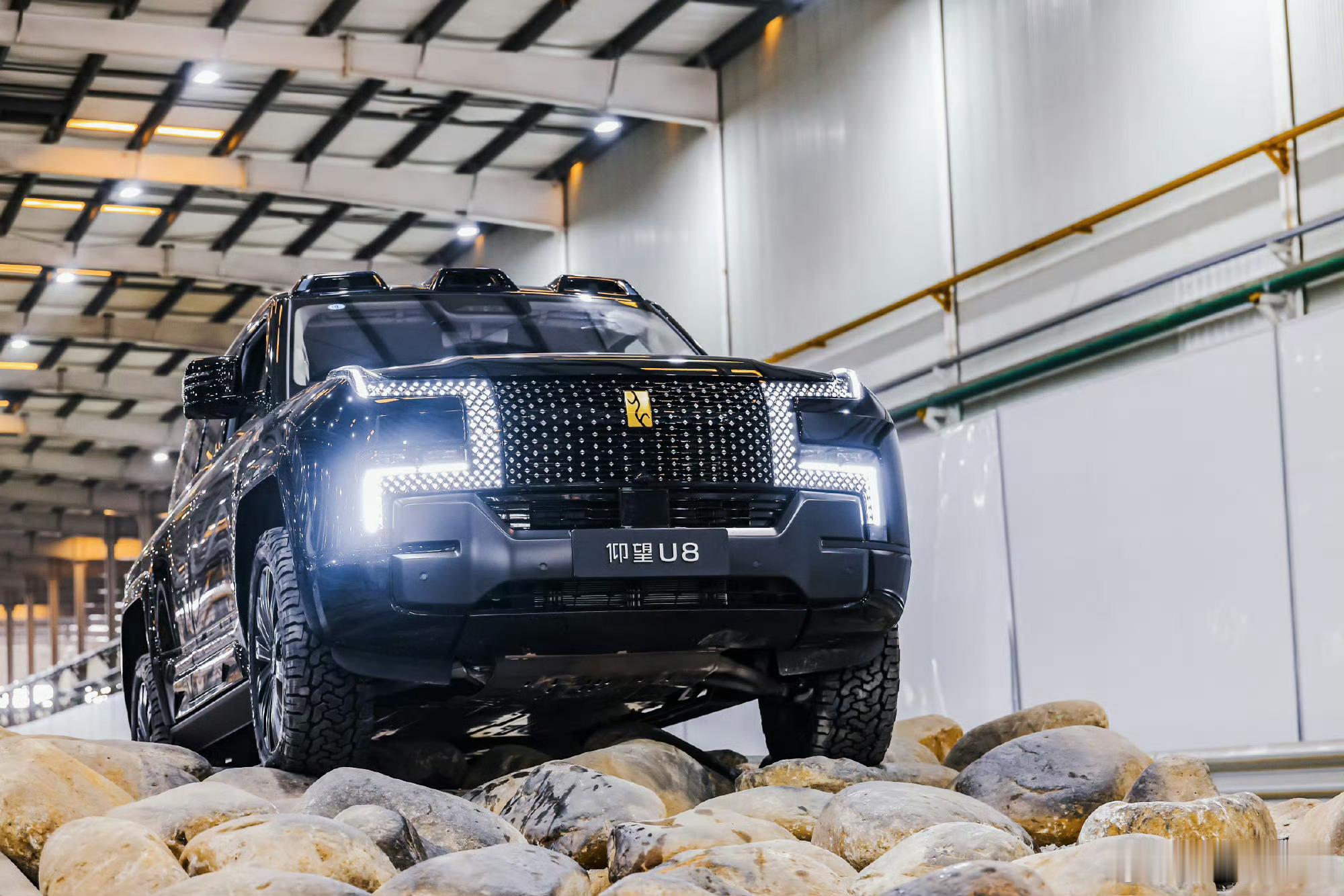 比亚迪综合越野开发中心首次对外开放，展示仰望U8的硬核实力，室内玩转极限越野。该