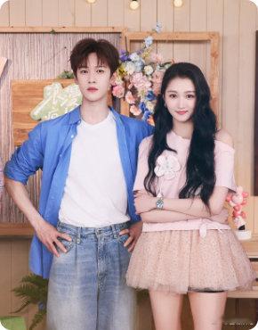 关晓彤李昀锐合照氛围感 关晓彤李昀锐举高高好甜欢乐游戏 + 甜蜜互动，这期名场面