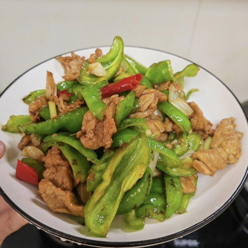 今天的午餐清爽西兰花炒虾仁、下饭青椒炒肉再来两块松软烤蛋糕荤素搭配，吃饱喝足，下