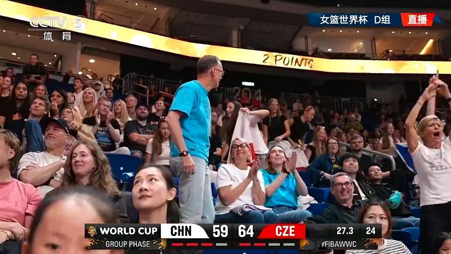 中国女篮，这届世界基本宣布结束了，1分半钟的时间，中国不去打内线，一直迷信三分，