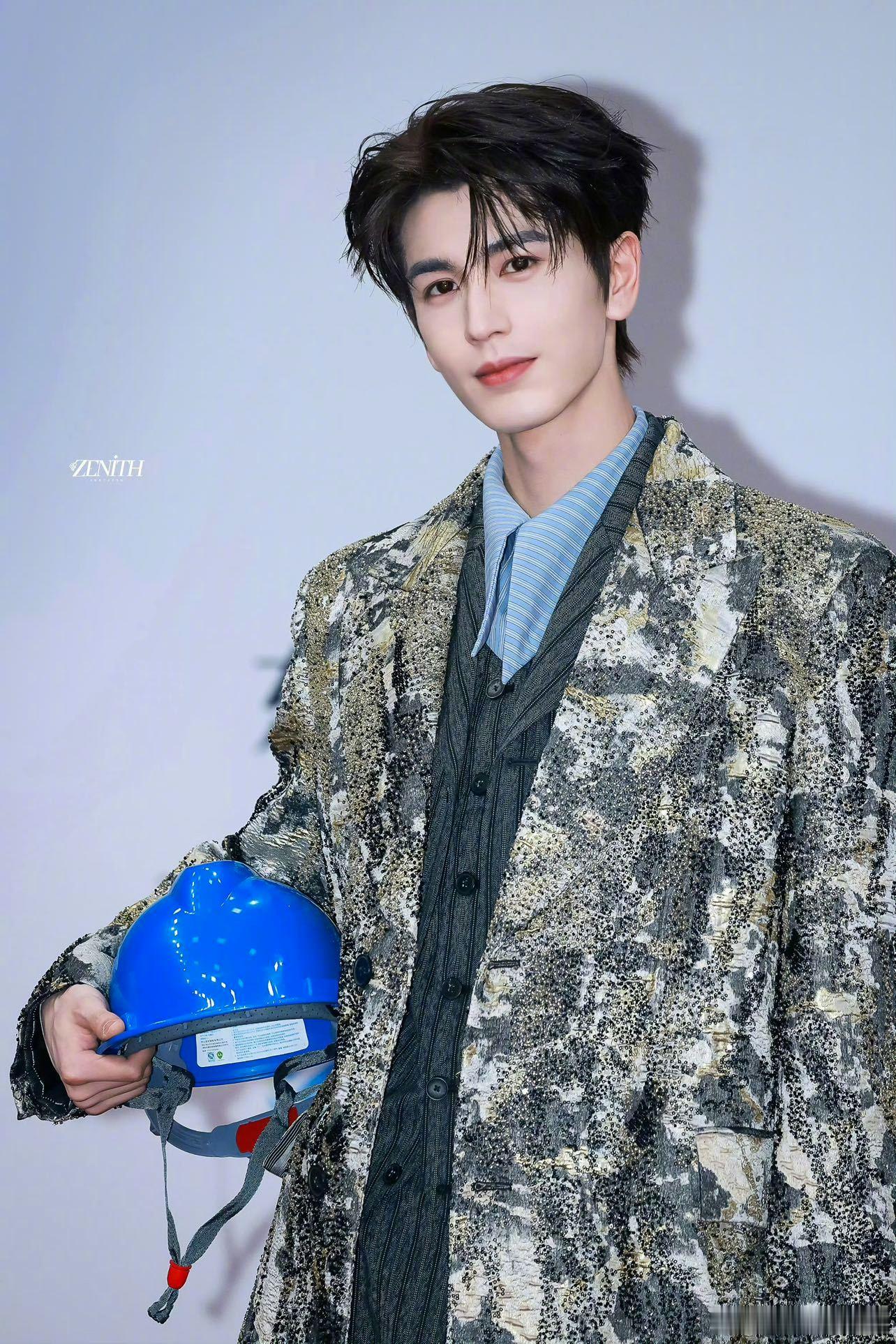 张凌赫进行曲 腾讯太会了 官方认证的走路战歌名不虚传！张凌赫长大衣西装+挺拔仪态