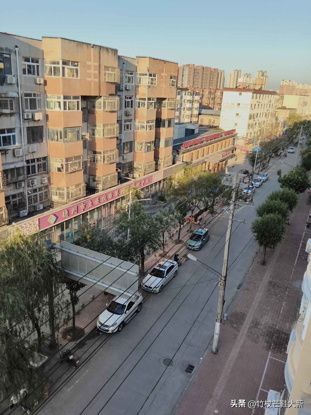 昨天朋友来家里做客，爬上六楼呼哧带喘，问我，你爬，喘嘛？我说，也喘，谁爬谁喘。