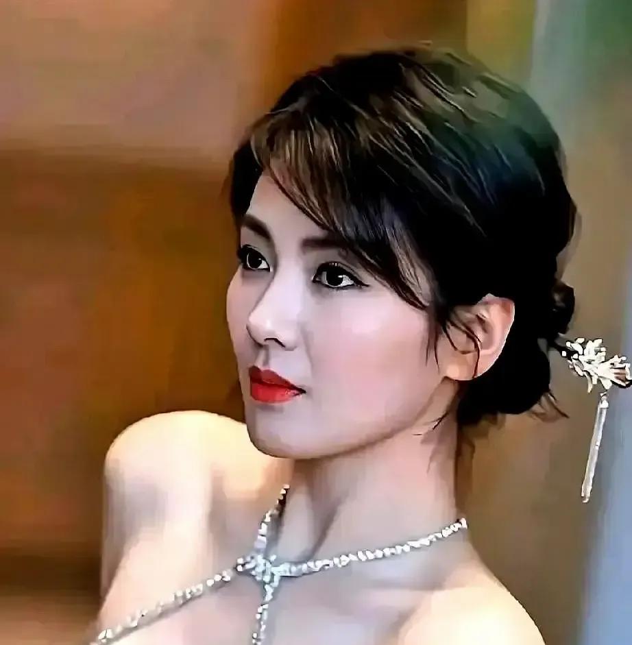 千万别学刘涛穿黑丝绒长裙。
你刷到的那些翻车视频是真的。
同一件裙子，她穿是戛纳