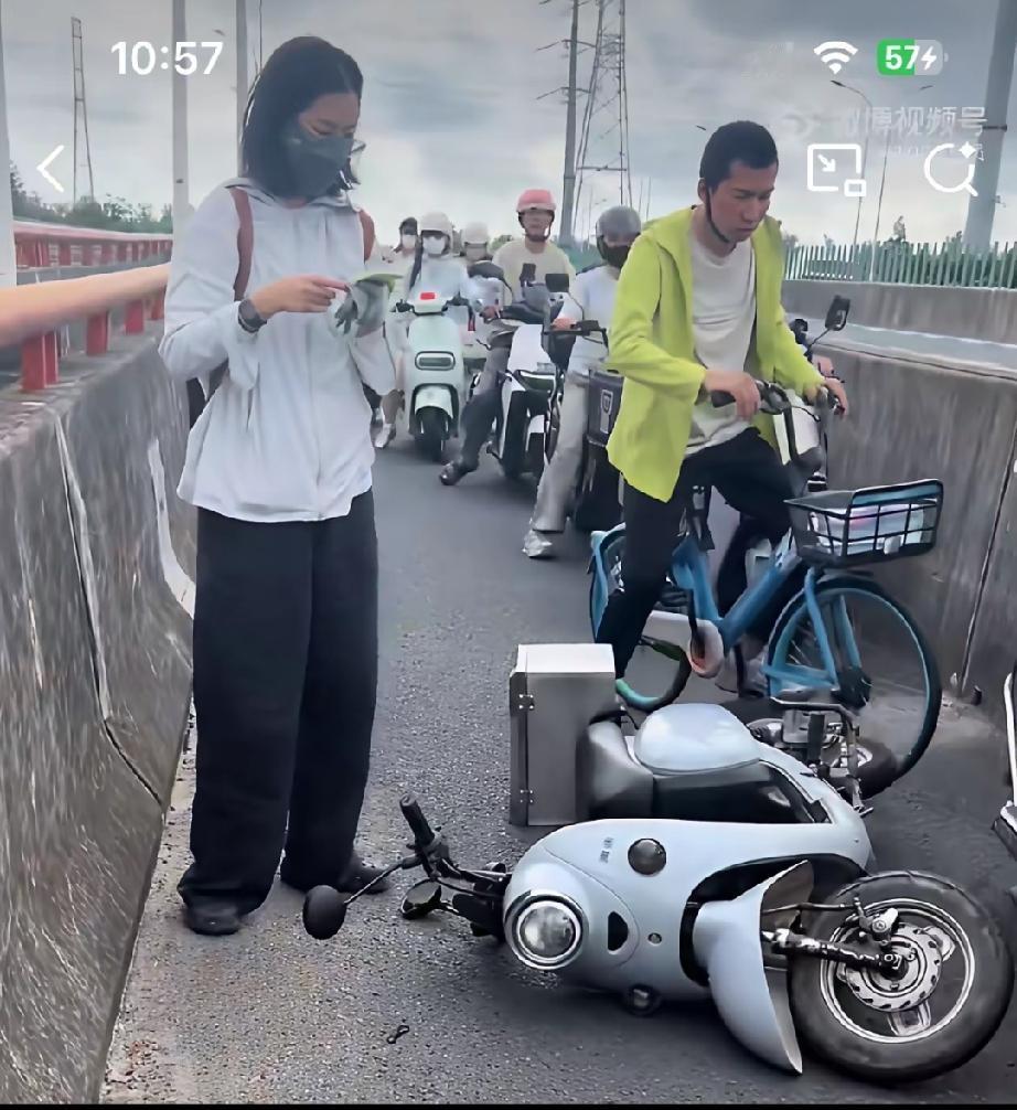 上海早高峰离谱一幕！女子追尾前车，全责在先，反倒怒怼无辜男子：滚吧。
 
早高峰