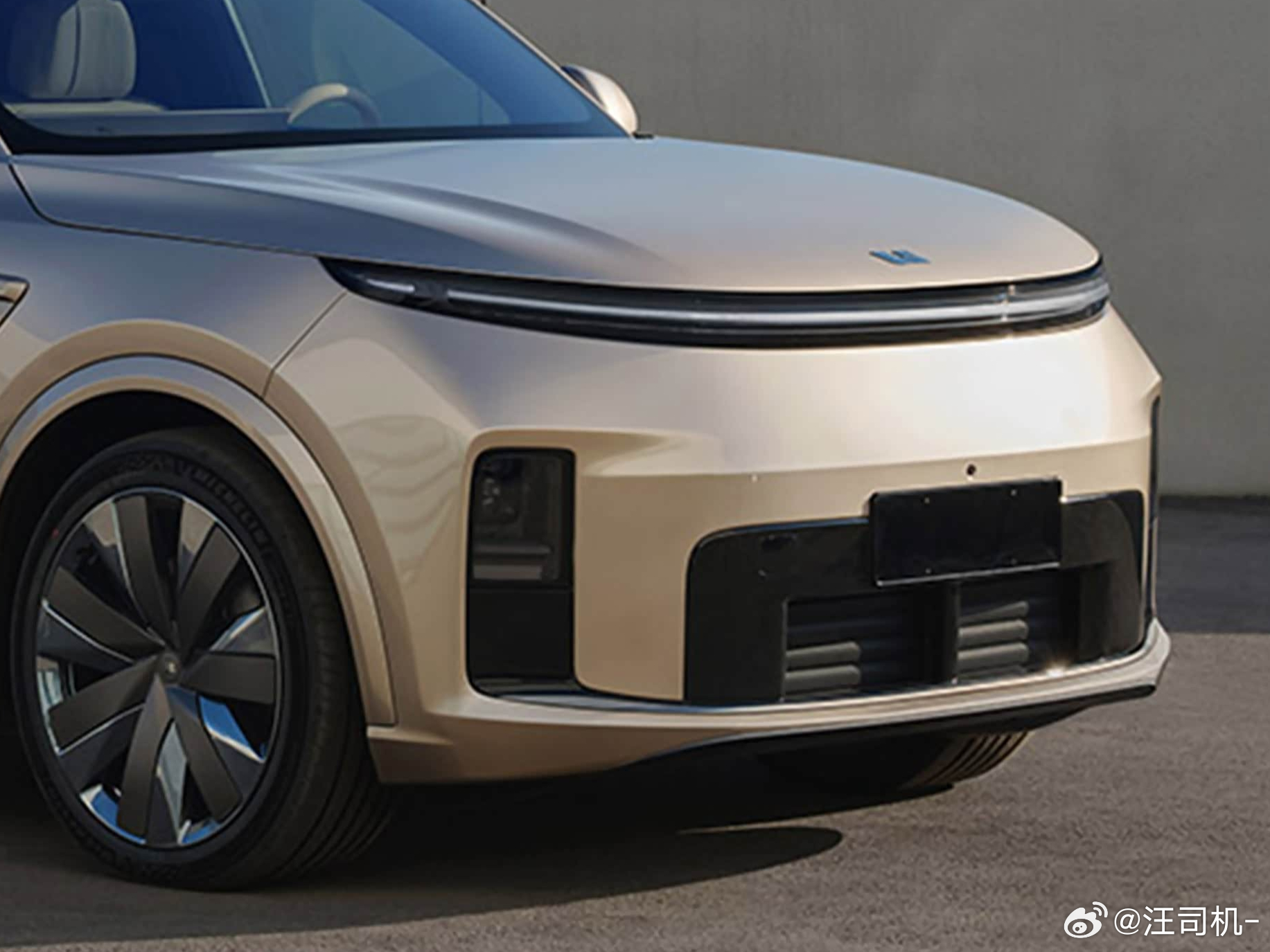 新能源车【下进气口】的实际大小，已无法满足大块头们【前脸造型】的需求。有些电车为