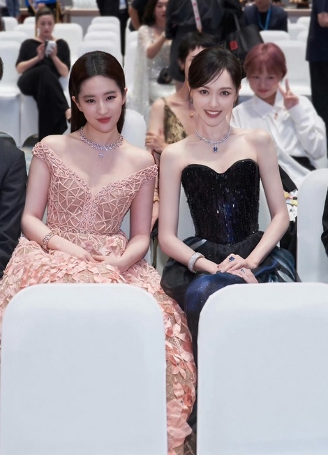 刘亦菲唐嫣合照  美女的旁边还是美女[送花花] ​​​