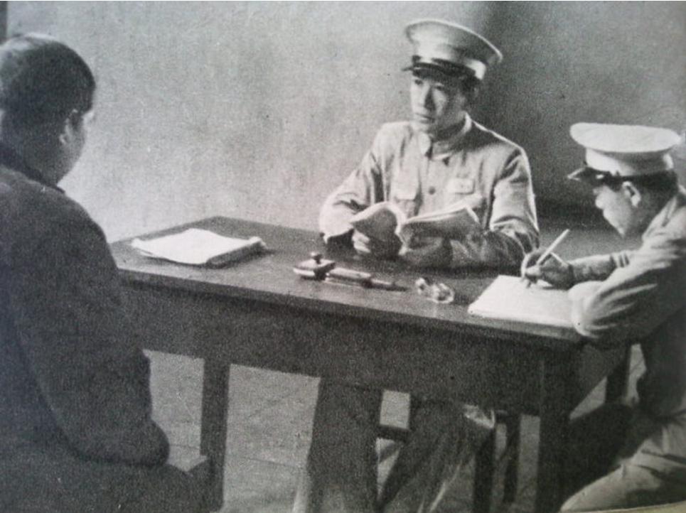 1950年神秘男子找公安厅，语惊四座：我是保密局的，要见夏厅长。
 
1950年