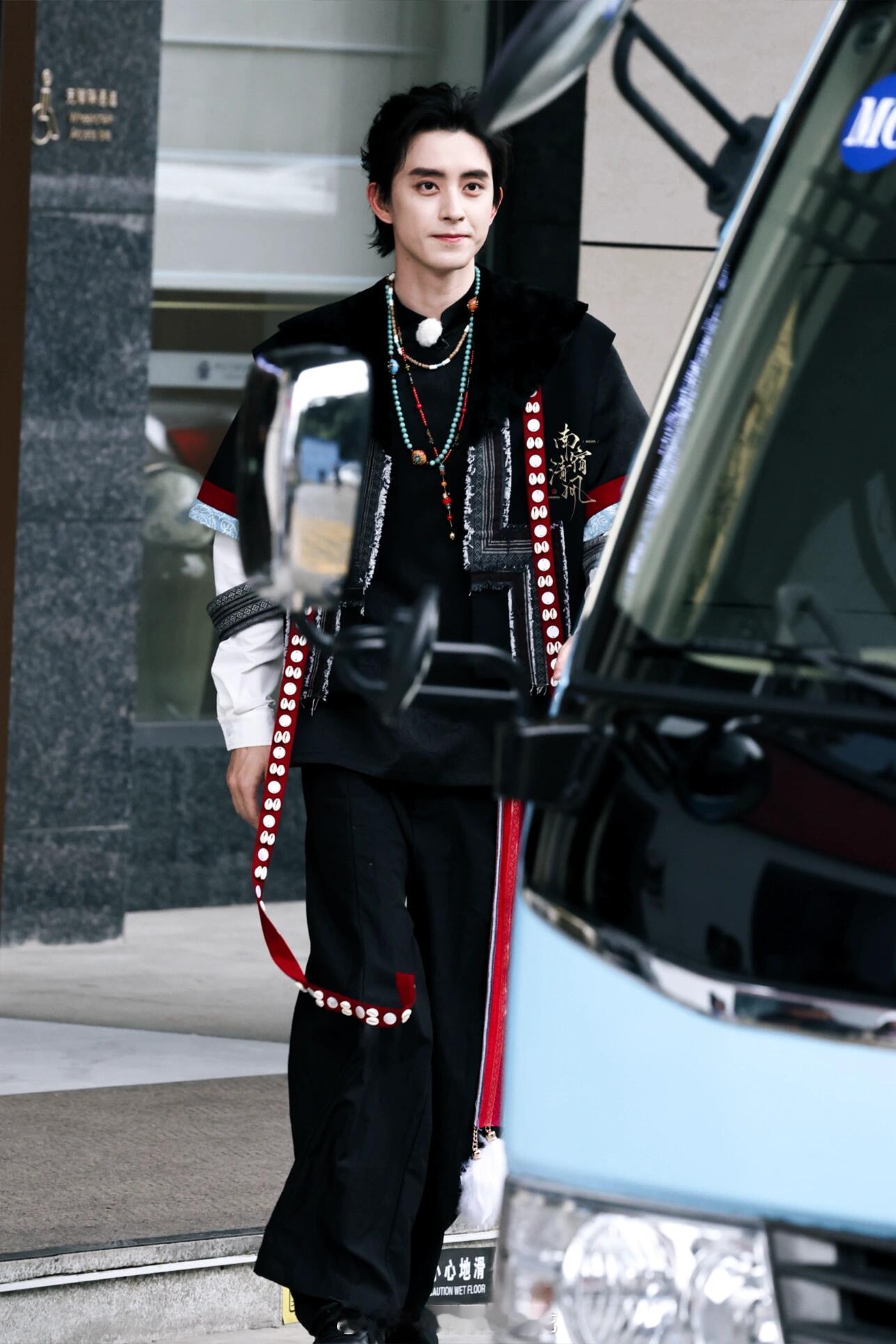 敖瑞鹏藏服造型帅帅的敖子[馋嘴] ​​​