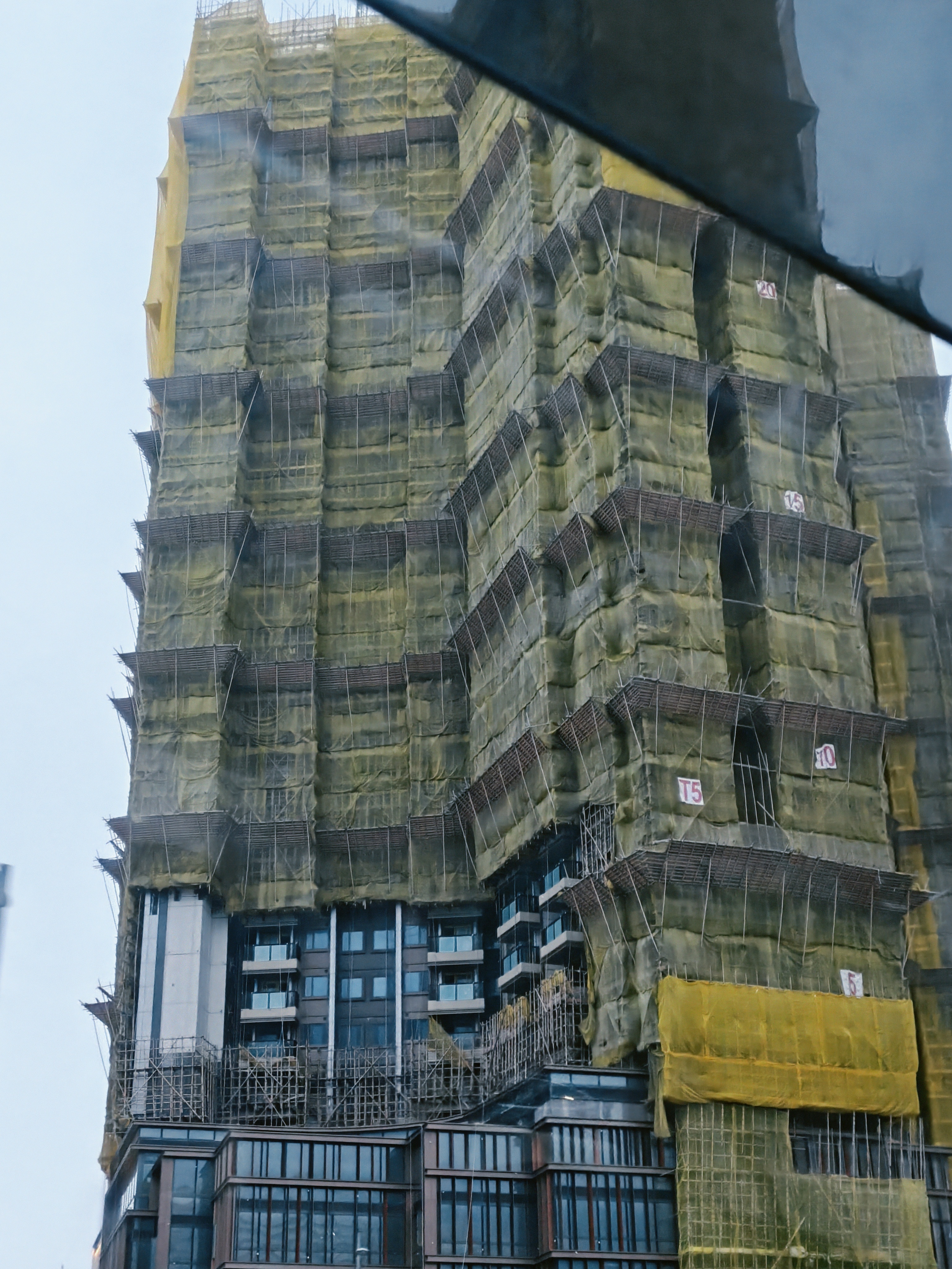 香港经历了那么严重的火灾，还在用竹制脚手架啊… 