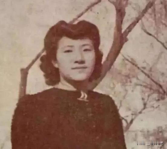1934年，新婚第二天，苏青就撞见丈夫与表嫂抱在一起。她隐忍不发，接连生下5个孩