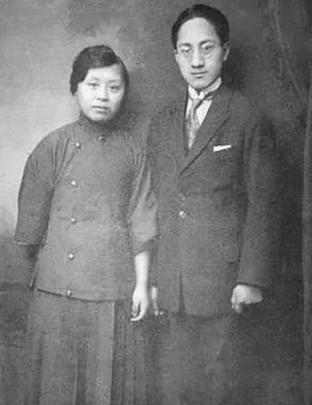 1922 年，刚产子的张幼仪遭徐志摩无情递来离婚协议。徐志摩追林徽因无果，转头与