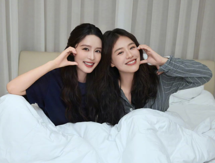 李沁马思纯在喀什被偶遇了。10月22日游客随手拍传开，亮黄草帽、复古猫毛衣、宽松
