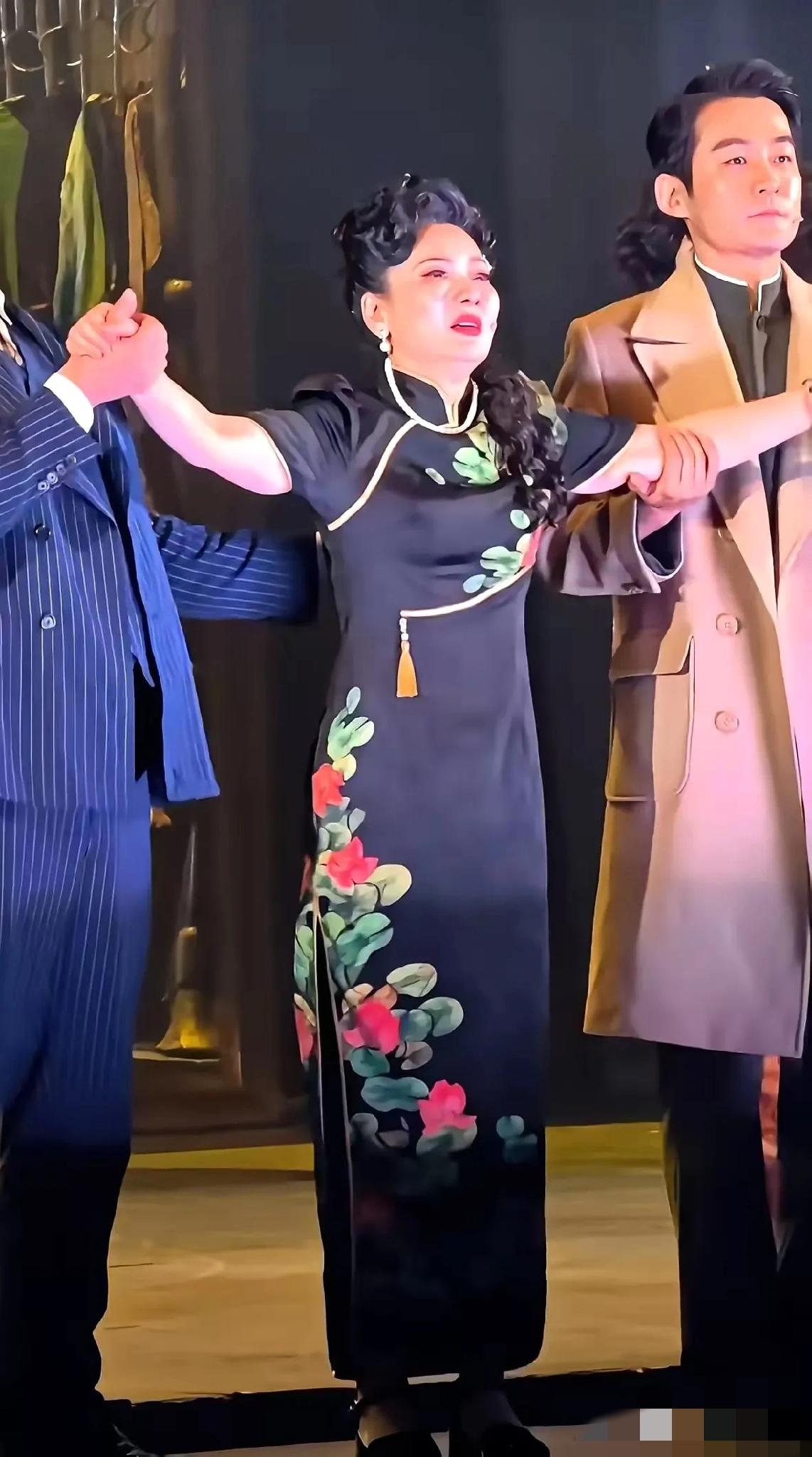 谢幕那一刻，她连站都站不住了。两个演员一左一右死死架着她的胳膊，她疼得眼眶通红，