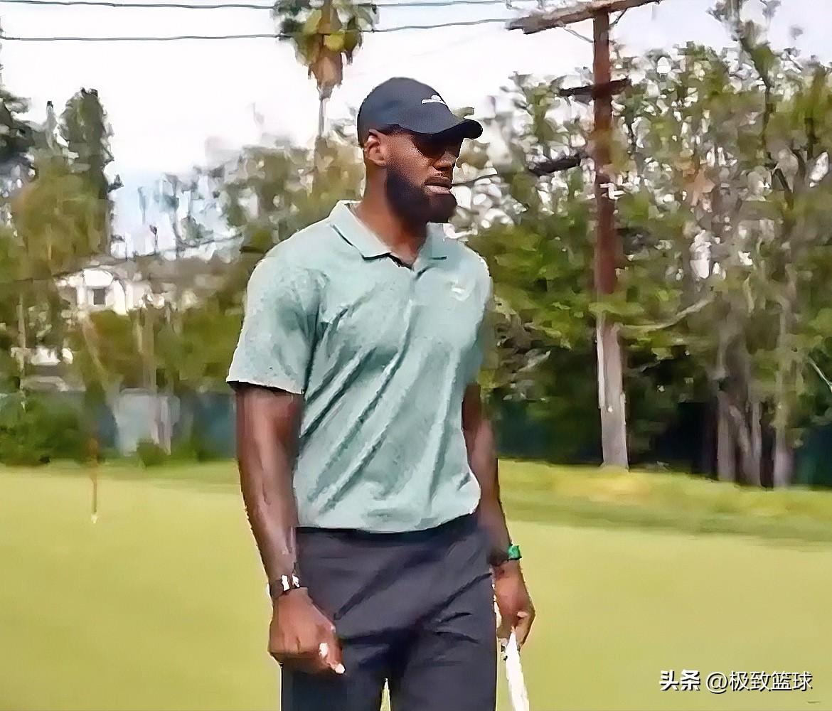 詹姆斯打高尔夫时爆猛料：被科比手势骗惨，所谓战术全是单打

詹姆斯和科比的巅峰对