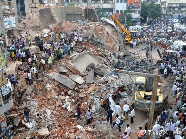 印度这起摩天轮倒塌事故太吓人了！4月1日，北方邦一座18米高的简易摩天轮在运行中