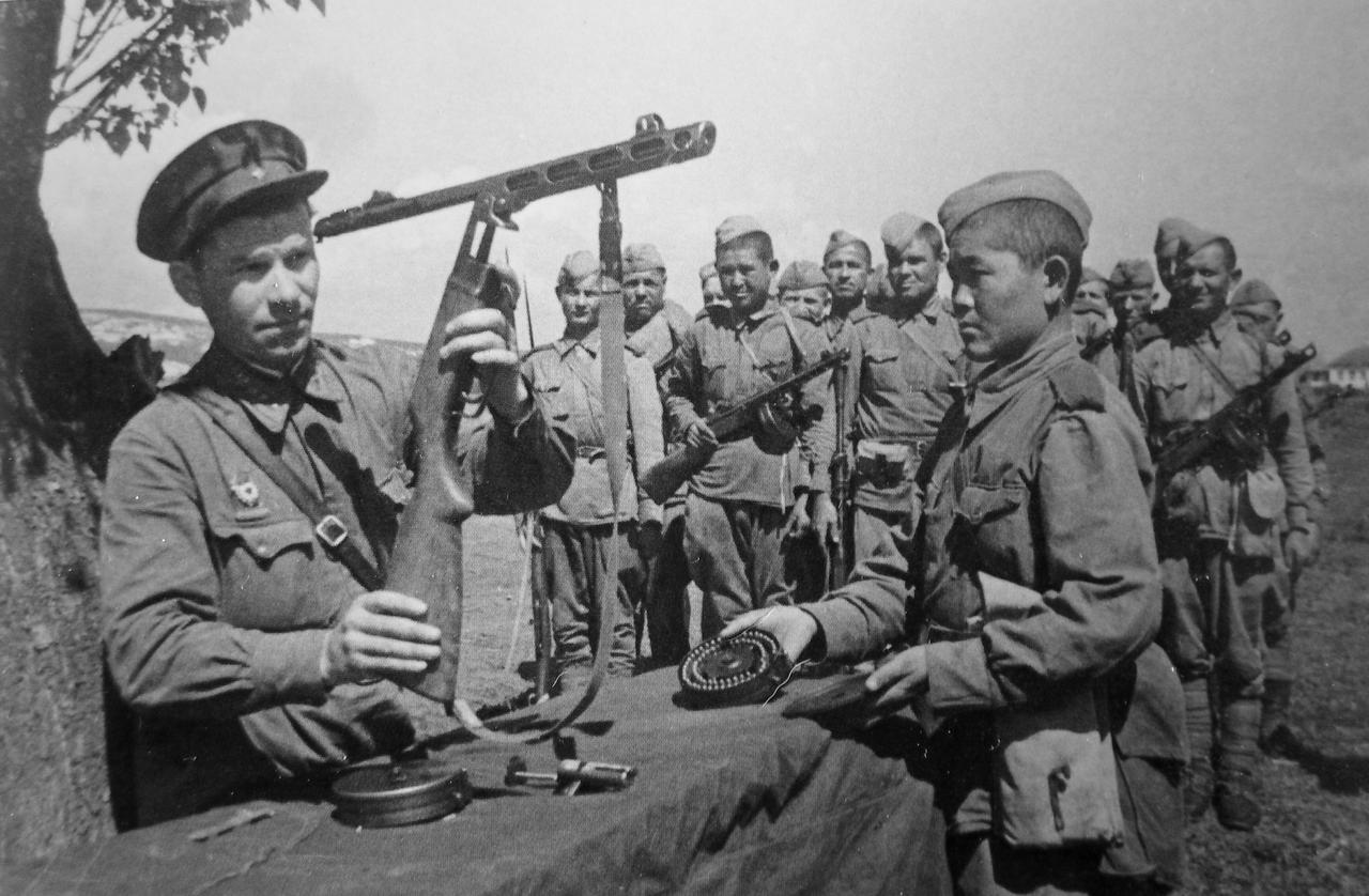 [呲牙] “让我看看枪管擦干净了没有”——1943 年，卫国战争期间，苏军西南方