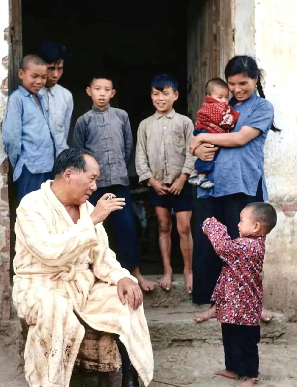 这是1957年9月8日，当天毛主席刚刚畅游湘江完毕，身上还披着游泳后换的白色条纹