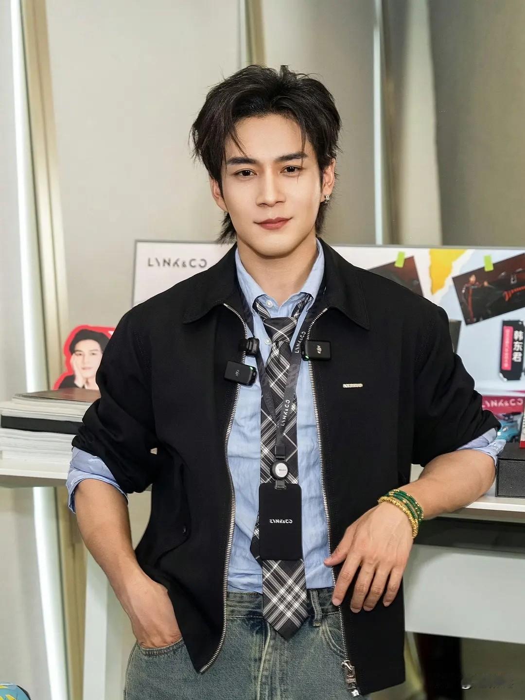 韩东君，在《家业》里这股子“拧巴劲儿”，真是聪明反被聪明误。他太想演好骆文谦那股
