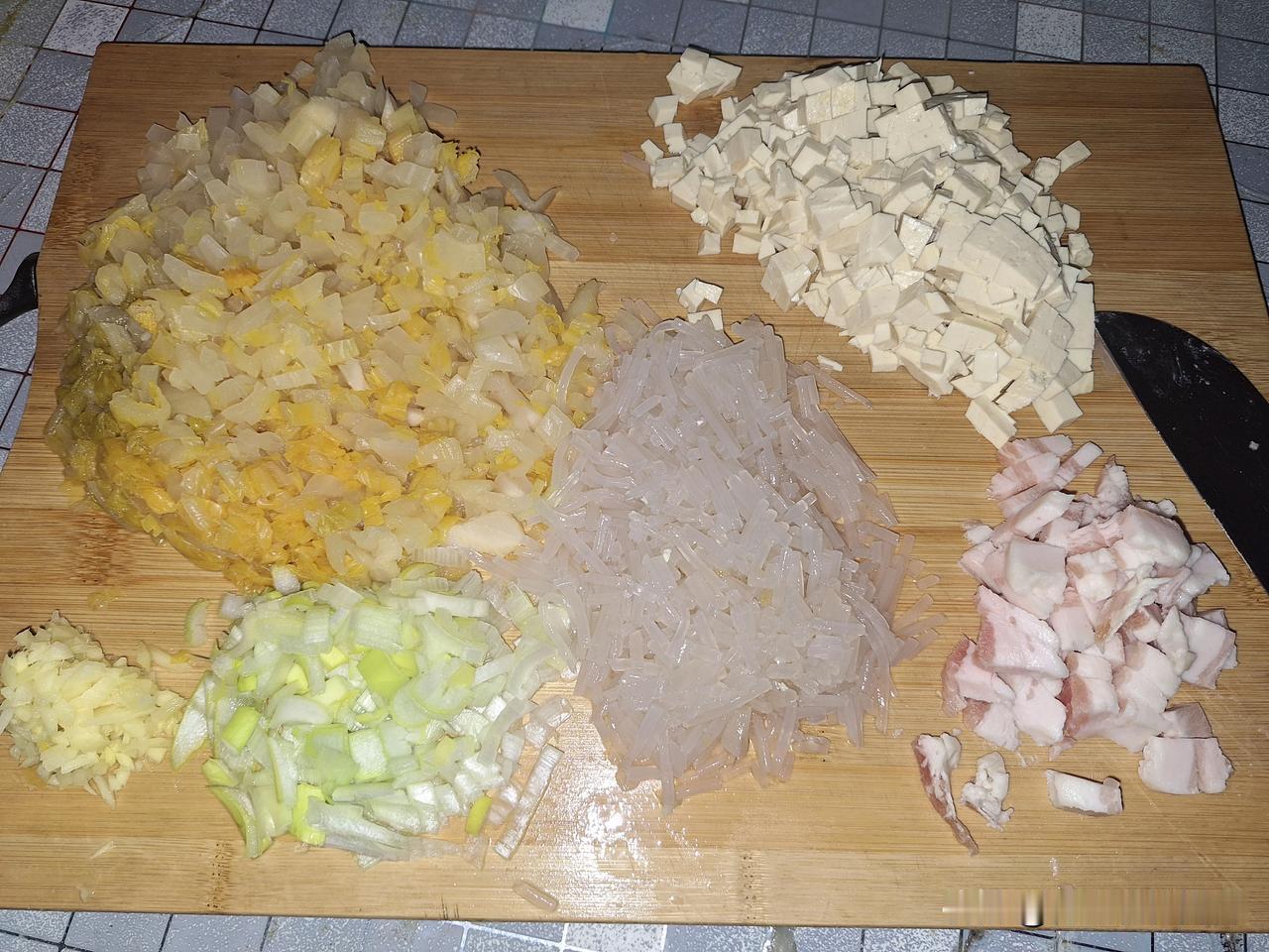 圣诞不吃饺，过年被狗咬。
​圣诞不把饺子下，就往十字架上挂。
​酸菜豆腐和粉条做