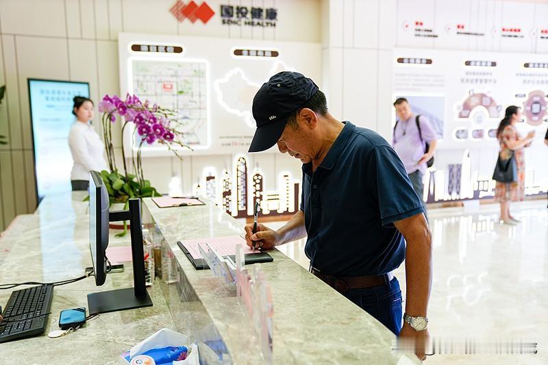 半天1500+提成，全天2000+提成。我不知道该怎么选？

我今年56岁，今天