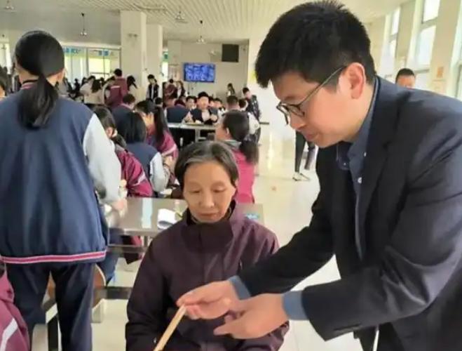 2023年，山东一名45岁的男教师带着自己71岁患病的母亲一起到学校上课。不料，