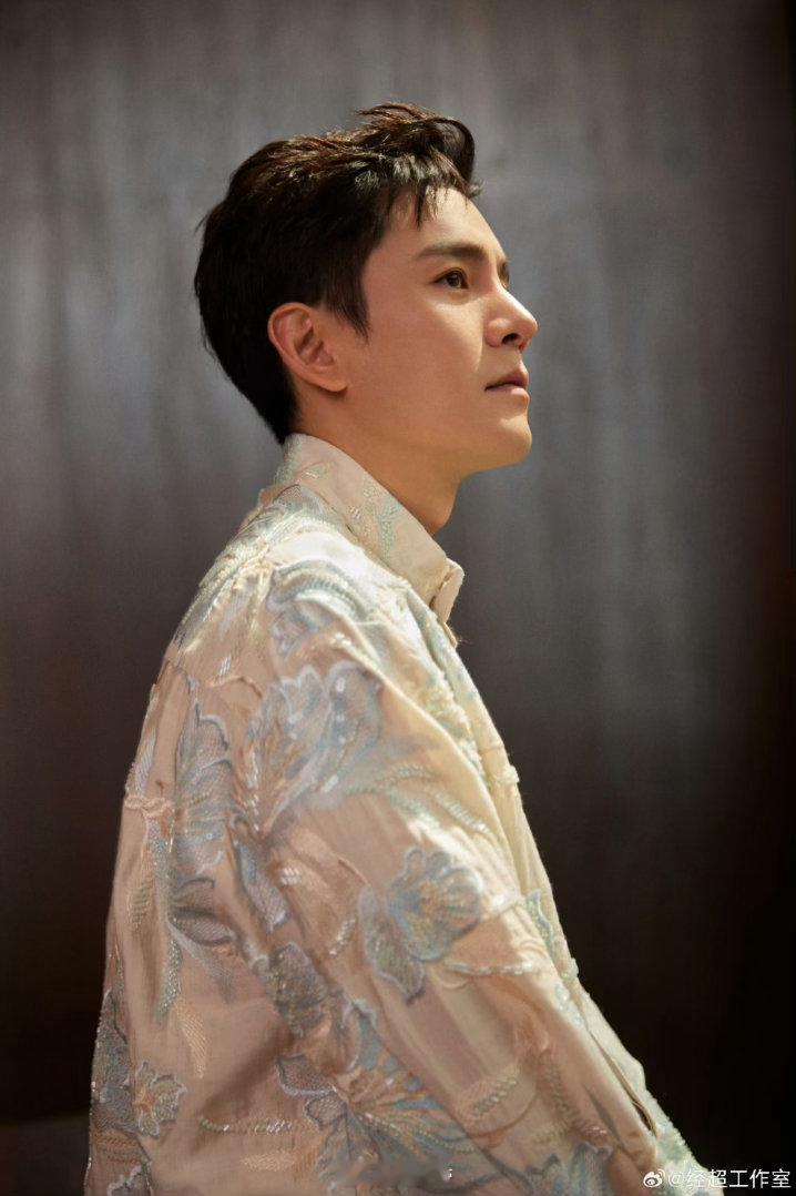 经超被编剧台词整到崩溃 制片人探班的时候看了他的一场戏，走的时候拍拍他肩膀说“辛