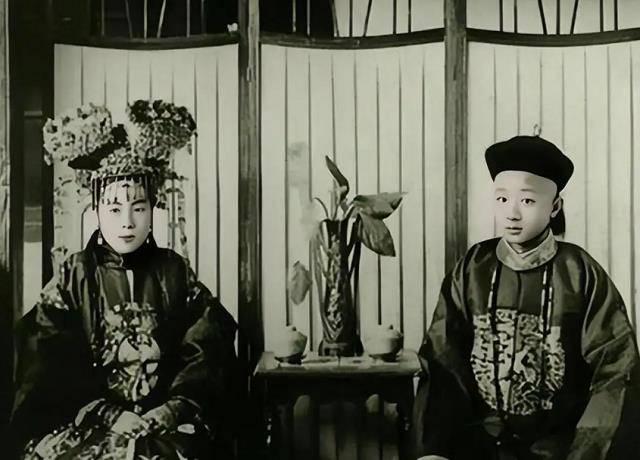 1911年10月10日爆发了武昌起义，数省宣布独立，清朝廷紧急启用袁世凯，袁世凯