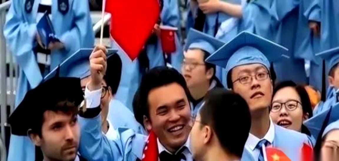 皮尤研究中心刚公布了一份民调，数据冷冰冰地摆在桌面上：高达77%的美国人对中国没