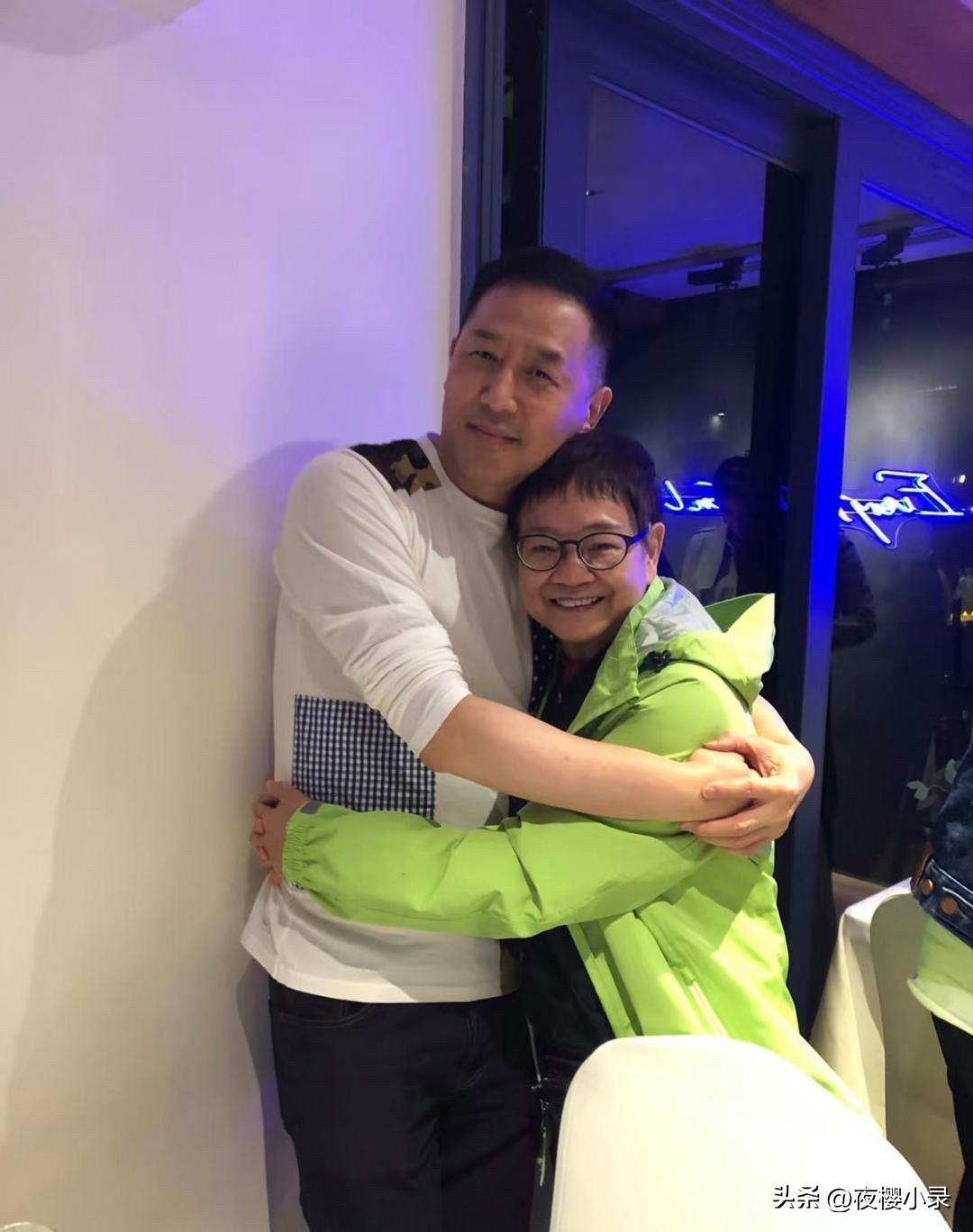 66岁唐鹤德和香港知名娱记汪曼玲聚餐，两个人紧紧相拥在一起，看起来好亲近。唐鹤德