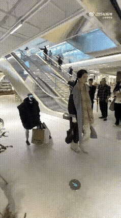 现在机器人普通人也能买着用了，现实里都派上用场了。就像视频里那个女生，让机器人陪